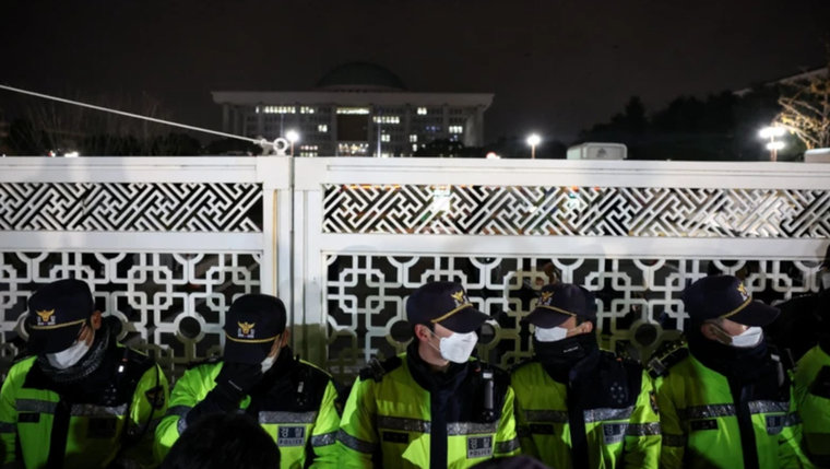 La policía haciendo guardia en la puerta de la Asamblea Nacional después de que el presidente de Corea del Sur declarara la ley marcial. Foto: REUTERS