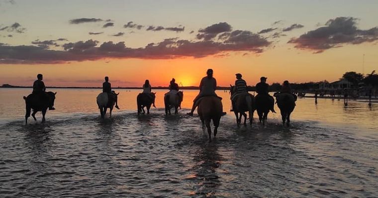 Ñandubaysal: en el lugar se pueden practicar deportes náuticos y son espectaculares las cabalgatas a la orilla del río. Foto: Instagram
