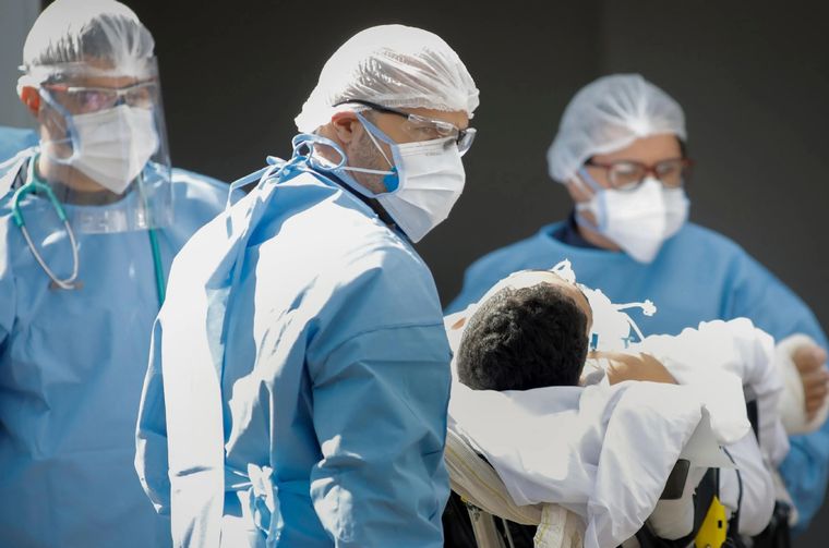 Argentina está atravesando el pico de la pandemia y los casos se reproducen con velocidad
