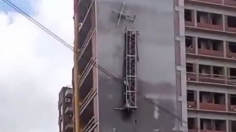 Dos obreros quedaron heridos tras caer de un andamio en Tandil.