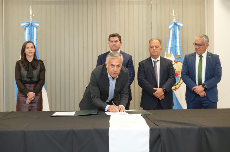 Alfredo Cornejo firmó un convenio específico con su par sanjuanino Marcelo Orrego. Alfredo Cornejo firmó un convenio específico con su par sanjuanino Marcelo Orrego.