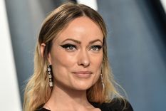 Foto: https://www.20minutos.es/noticia/4992124/0/olivia-wilde-recibe-una-notificacion-legal-de-su-exmarido-jason-sudeikis-en-pleno-escenario/