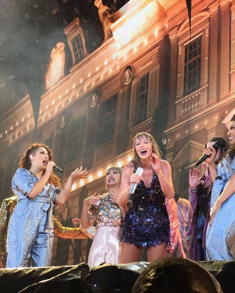 Taylor Swift cantando bajo la lluvia en 2018 Foto: twitter.com/TSwiftNZ