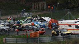 Falleció un piloto en las 24 horas de Nürburgring tras un brutal accidente que involucró siete autos.