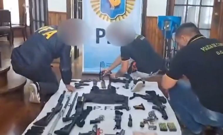 El arsenal hallado en la casa de un sospechosos de robo de un celular Foto: Captura de video