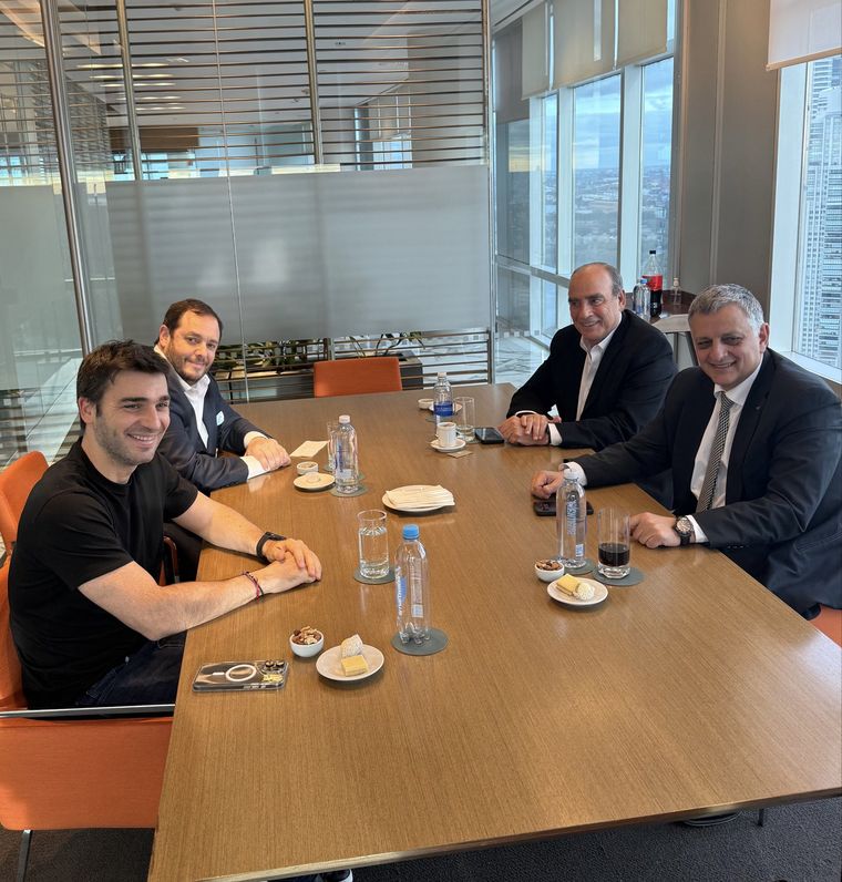 El gobernador de Chubut, Ignacio Torres, con el jefe de Gabinete, Guillermo Francos, el titular de YPF, Horacio Marín, y el presidente de Nucleoeléctrica, Demian Reidel. El gobernador de Chubut, Ignacio Torres, con el jefe de Gabinete, Guillermo Francos, el titular de YPF, Horacio Marín, y el presidente de Nucleoeléctrica, Demian Reidel.