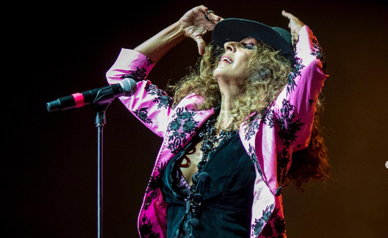 Rosario Flores deslumbrando en una de sus presentaciones.