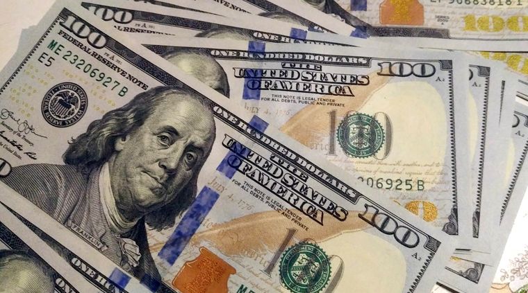 El precio del dólar oficial y dólar blue es una de las preocupaciones del Gobierno. Foto: ALF PONCE MERCADO / MDZ