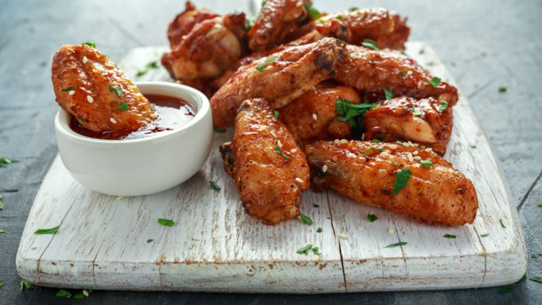En simples pasos prepara estas deliciosas alitas de pollo. Foto: Shutterstock