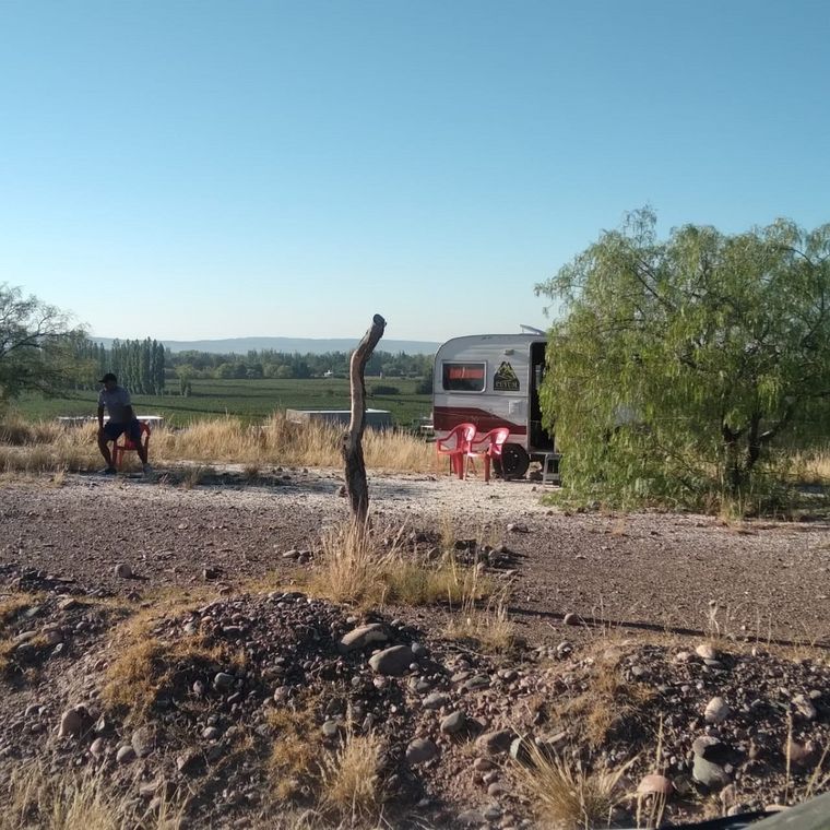 Instalaron una casilla en el terreno de la bodega mendocina Foto: Héctor Durigutti