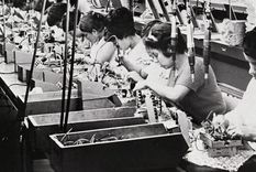 Un grupo de mujeres trabaja en una fábrica en Puerto Rico en 1970. Según la Biblioteca Nacional de Medicina de EE.UU., en 1982 un 41% de las mujeres casadas en el territorio estaba esterilizadas. Foto: GETTY IMAGES
