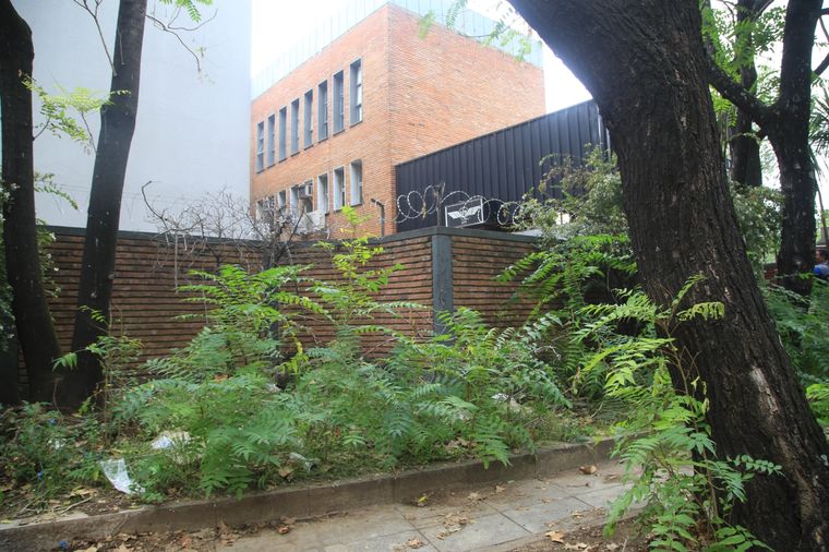 Paredón por donde se habrían escapado los presos que se fugaron de la Comisaría Vecinal 6 B de la Policía de la Ciudad del barrio porteño de Caballito. Foto: NA