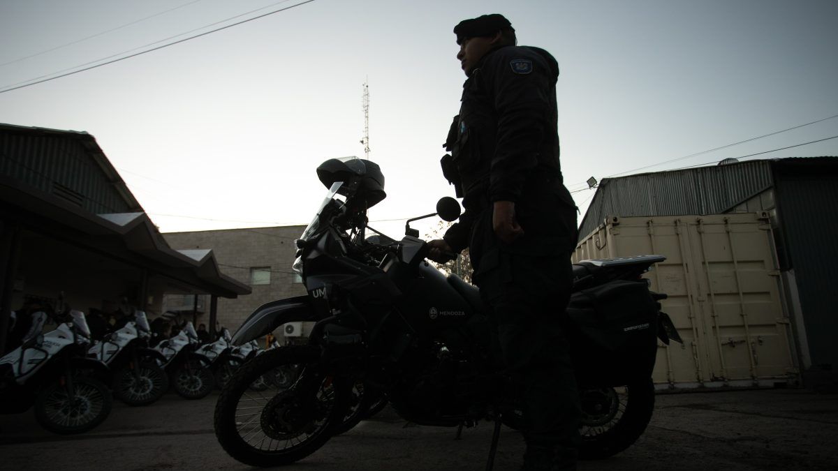 Evadió un control policial en Las Heras, fue perseguido y cayó con una moto robada
