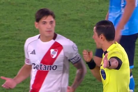 Lucas Martínez Quarta fue expulsado a los 4 minutos del partido. Lucas Martínez Quarta fue expulsado a los 4 minutos del partido.