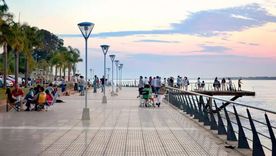 Playas tranquilas, historia viva y paisajes naturales en plena costa correntina. Foto: Tripin