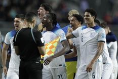 Gyabi festejó provocadoramente un gol de Inglaterra de cara a los hinchas argentinos y uruguayos, que reaccionó de mala manera en el Único de La Plata Foto: EFE