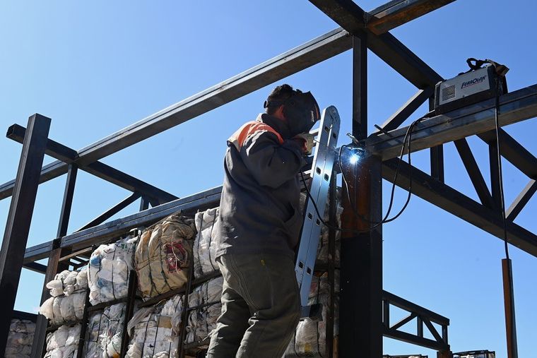 Plástico, trabajo y comunidad es la fórmula con la que 3C transforma residuos en viviendas sustentables. Plástico, trabajo y comunidad es la fórmula con la que 3C transforma residuos en viviendas sustentables.