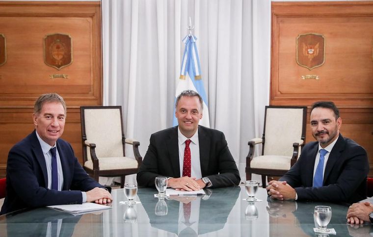 Manuel Adorni y Diego Santilli reunidos con el correntino Juan Pablo Valdés