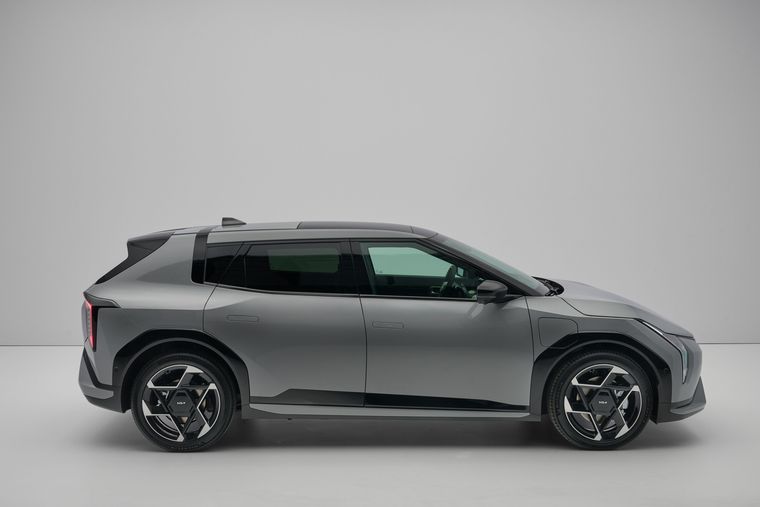 Con un motor de 201 HP en posición delantera, el Kia EV4 puede acelerar de 0-100 km/h de 7,4 o 7,7 segundos, según versión.&nbsp;