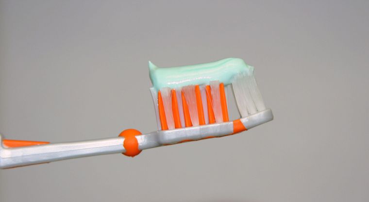 Aunque las cremas de dientes en la actualidad tienen grandes concentraciones de flúor, el beneficio es mayor con exposición constante al mineral