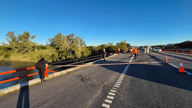 Un camión cayó desde un puente y terminó completamente sumergido, pero el chofer logró sobrevivir.