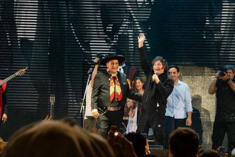 Javier Milei cantó con el Chaqueño Palavecino en el Festival de Jesús María en la noche del viernes. Javier Milei cantó con el Chaqueño Palavecino en el Festival de Jesús María en la noche del viernes.