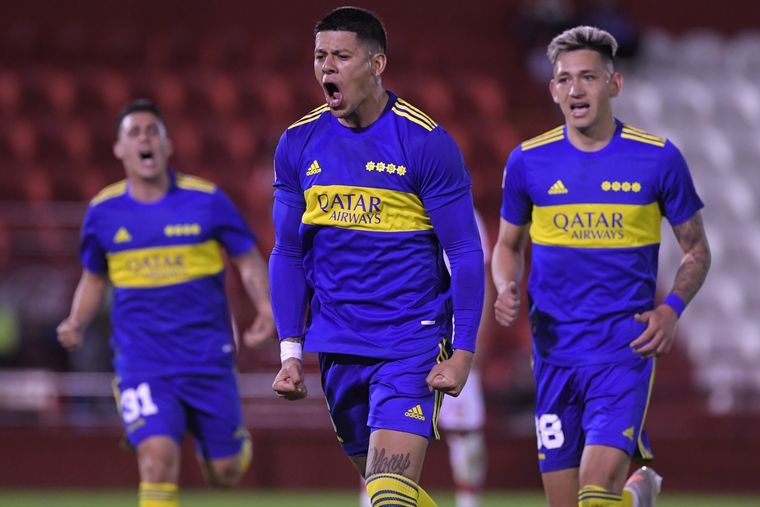 Marcos Rojo festeja su gol, el tercero de Boca. Foto: Télam