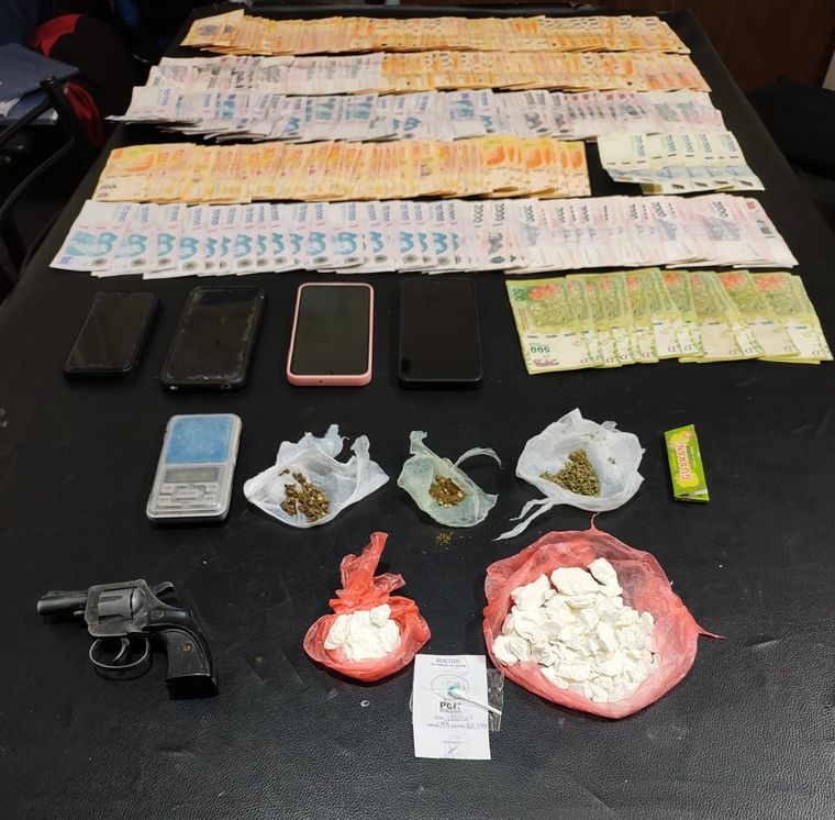 Drogas, dinero en efectivo, teléfonos y un arma secuestrados en San Rafael.
