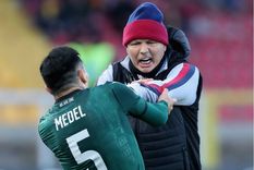la furia de medel: se cruzo con un rival y se peleo con su dt