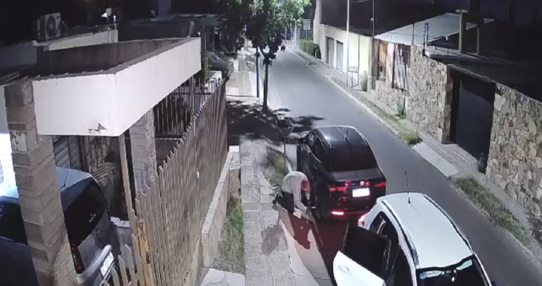 Uno de los roba ruedas en pleno ilícito. Foto: Captura de video