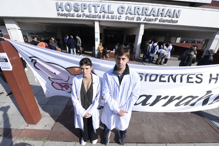 Personal de salud del Hospital Garrahan se manifiesta en reclamo por una suba salarial. Personal de salud del Hospital Garrahan se manifiesta en reclamo por una suba salarial.