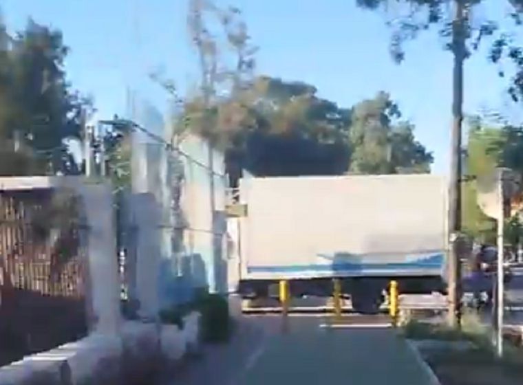 Un hombre quiso derribar el portón de ingreso del penal de San Felipe con un camión Foto: Captura de video