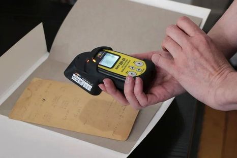 Este documento de Marie Curie lleva una huella muy particular, medible sólo con un monitor de radiación. Este documento de Marie Curie lleva una huella muy particular, medible sólo con un monitor de radiación.