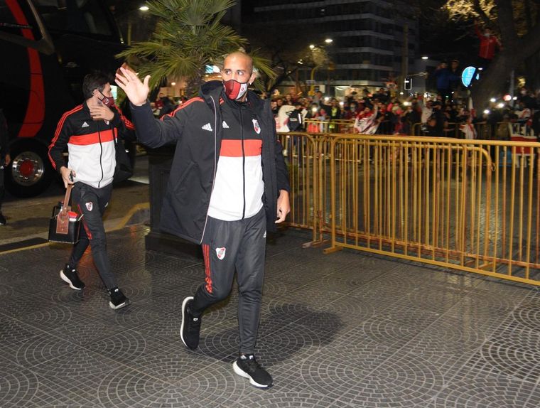 Maidana saluda a la gente que esperó al Millonario. Foto: River Plate
