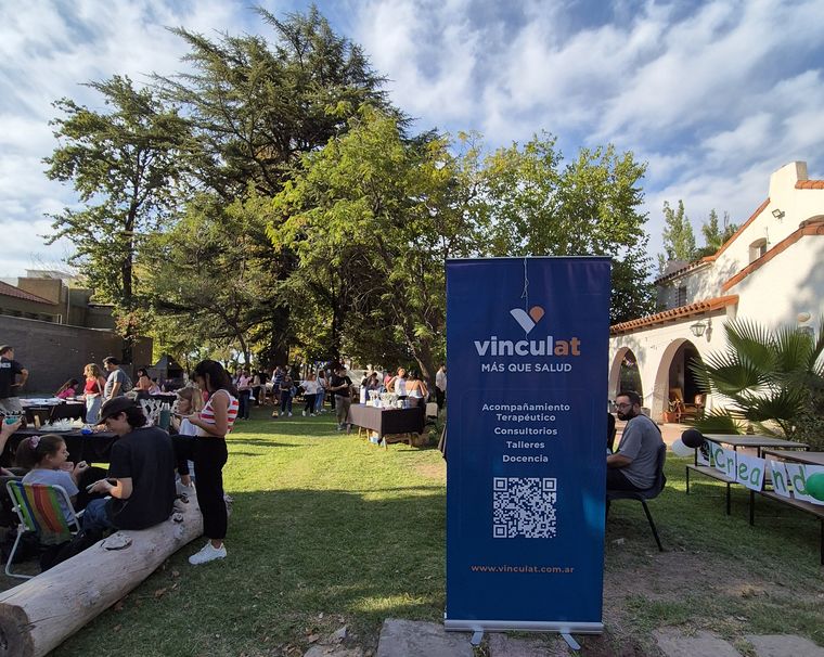 Personas con discapacidad y sus familias participan activamente de la feria organizada por Vinculat en Luzuriaga, donde exhiben sus propios productos como parte de un proceso de inclusión laboral y social.