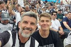 Ulpiano Suárez, intendente de la Ciudad de Mendoza, alentando al Lobo.