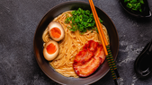 La receta original del ramen tiene influencias chinas, aunque se popularizó ampliamente en Japón. La receta original del ramen tiene influencias chinas, aunque se popularizó ampliamente en Japón.