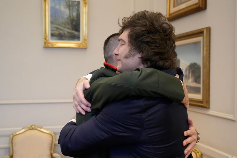 El abrazo de Milei y Gallo