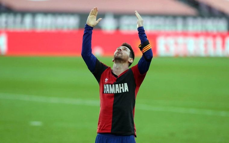 Messi, con la de Newells, para homenajear al Diego. Foto: Archivo