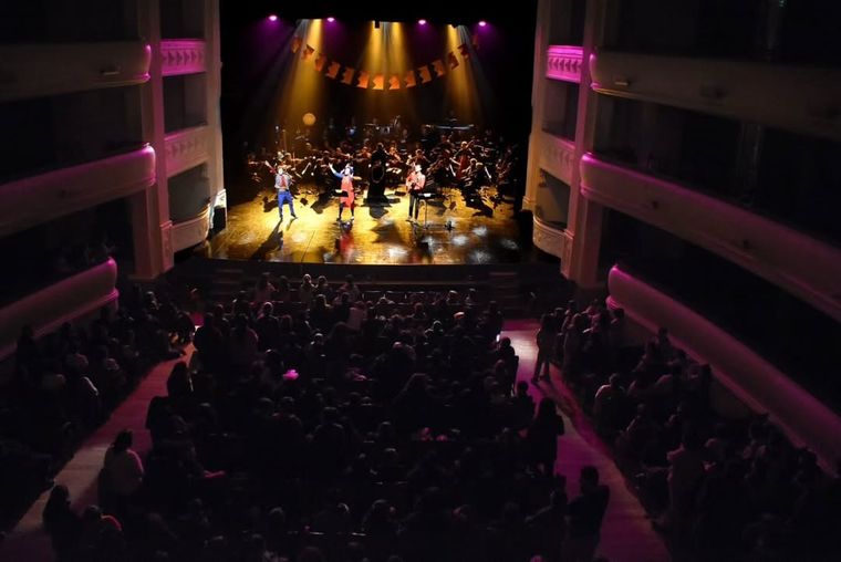 El frente teatral y pedagógico está conducido por Natasha Ortega y Mauricio Gelardi – fundadores de Dragón Dorado-. El frente teatral y pedagógico está conducido por Natasha Ortega y Mauricio Gelardi – fundadores de Dragón Dorado-.