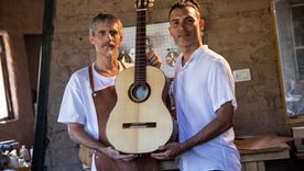 la historia de dos mendocinos que crearon una nueva guitarra pensada para artistas