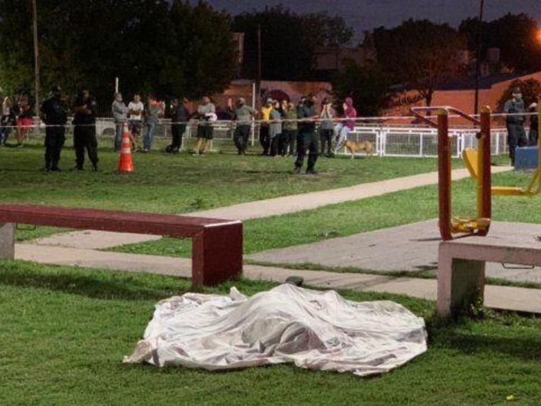 El joven estaba jugando con su hijo en la plaza cuando fue asesinado de 5 disparos