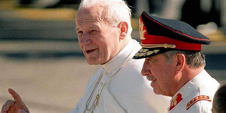 Pinochet y Juan Pablo II.