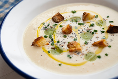 La receta tradicional no llevaba vinagre en sus primeras versiones, solo almendras, ajo y pan.