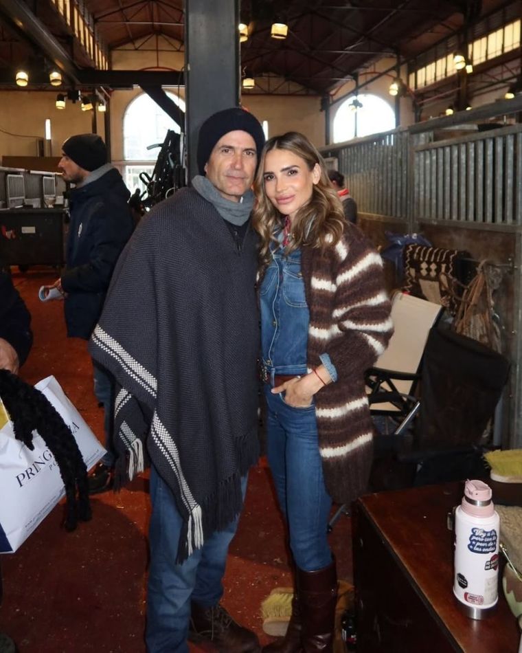 El look country chic de María Vázquez: cardigan largo de tejido grueso con franjas, total denim y botas altas de cuero.