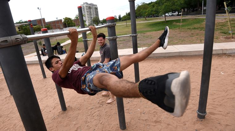 Calistenia Lucas Velazques (15) antes de culminar el giro sobre la barra. Foto: Luis Alberto Reynoso