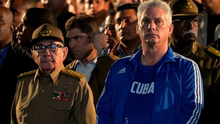 Miguel Díaz-Canel (derecha) sucedió a Castro como presidente de la isla en 2018. Foto: GETTY IMAGES