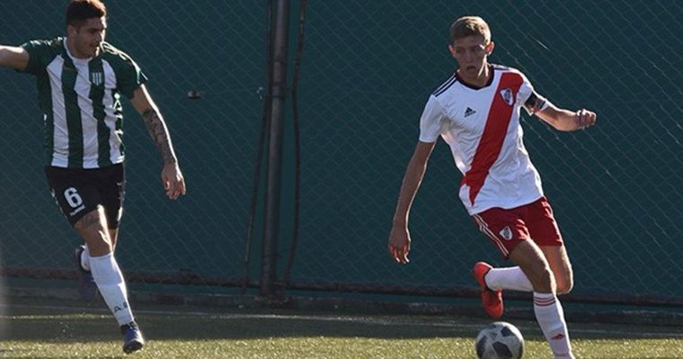 Rodrigo Castillo, figura de Lanús, jugando un partido en las Inferiores de River.