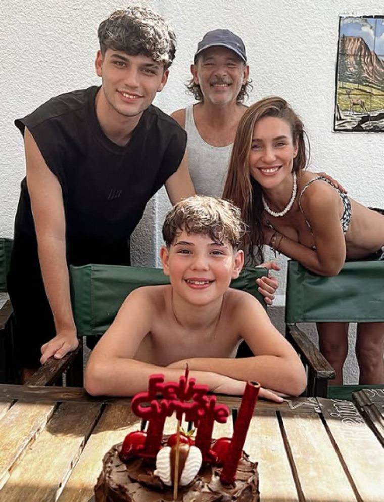 Paula Morales junto a Fabián Vena y sus hijos, Valentino y Benicio. Paula Morales junto a Fabián Vena y sus hijos, Valentino y Benicio.