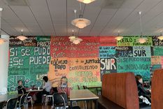 Julián Valle compartió la imagen del bar de la Universidad de Oslo ambientada con carteles típicos de la Facultad de Ciencias Sociales de la UBA Foto: Twitter.com/julesVF